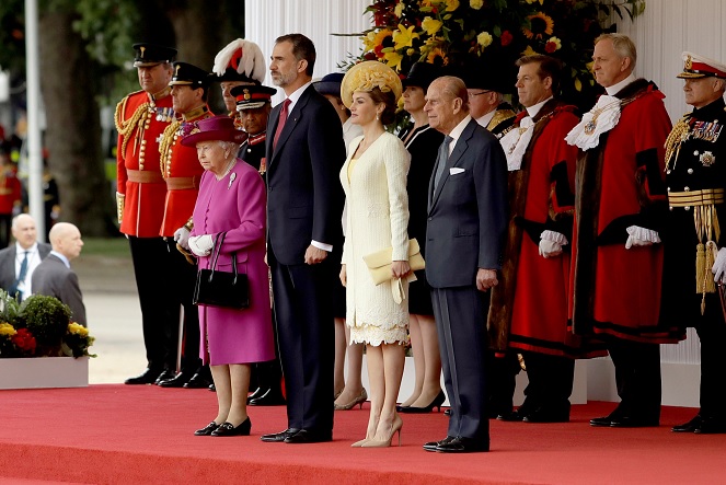 La reina Isabel de Gran Bretaña, el rey Felipe y la reina Letizia durante una ceremonia de bienvenida en Horse Guards Parade, en el centro de Londres (Reuters)