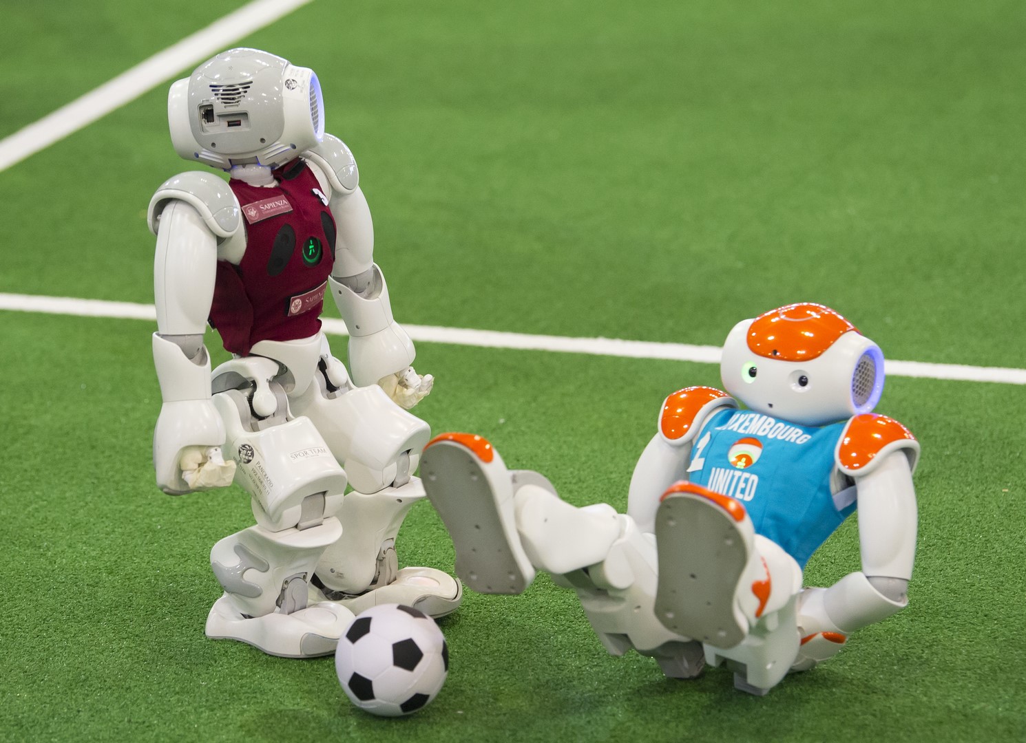 Robots futbolistas compiten en la RoboCup 2017