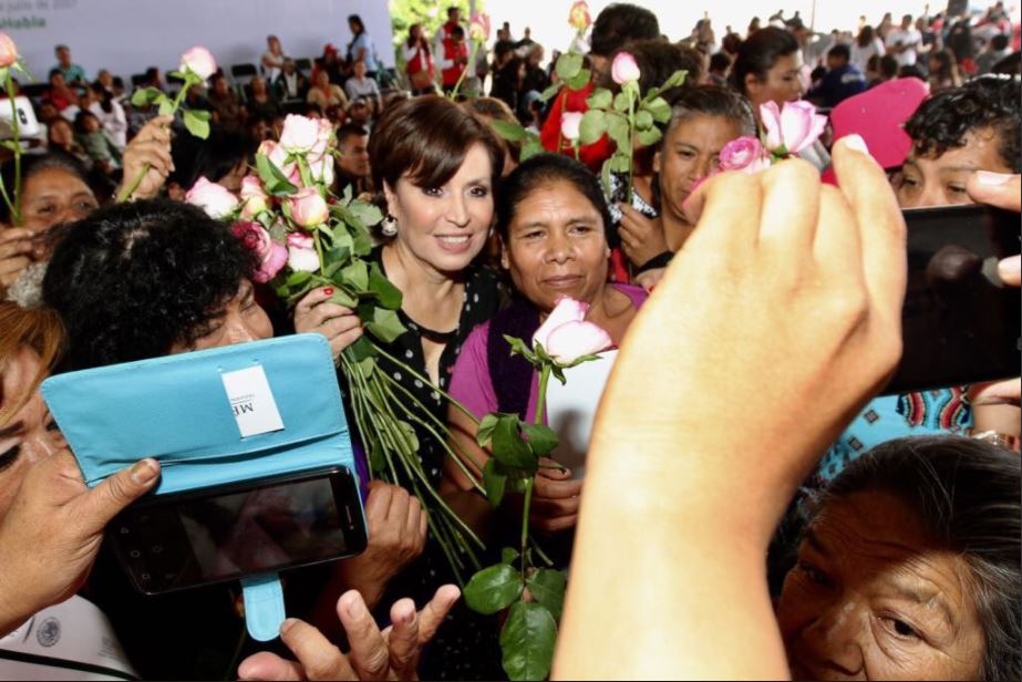 Rosario Robles entrega en Puebla escrituras a mujeres para brindarles certeza jurídica