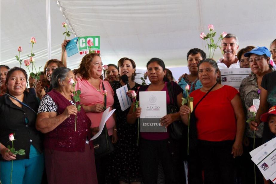 Rosario Robles entrega en Puebla escrituras a mujeres