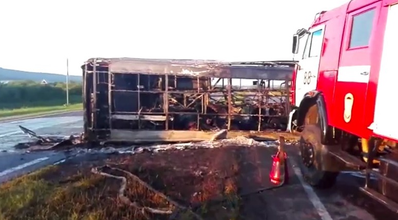 El camión accidentado es remolcado en la República de Tatarstán, en el centro de Rusia (AP)