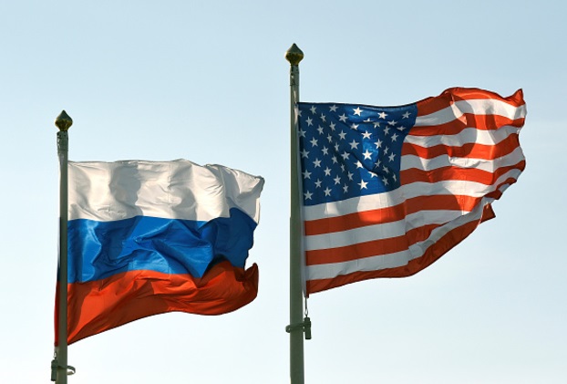 Las banderas nacionales de EU y Rusia (Getty Images)