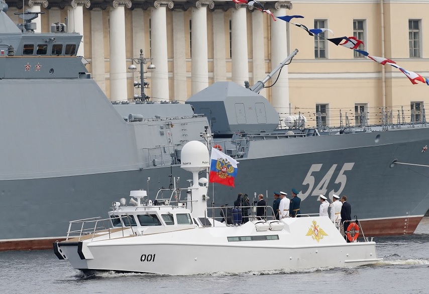Rusia exhibe moderna flota en San Petersburgo