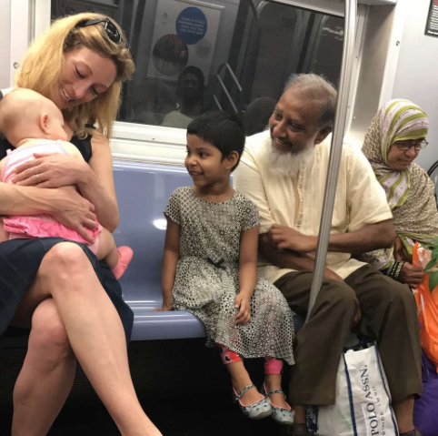 Foto tomada en metro de Nueva York, ejemplo contra el racismo