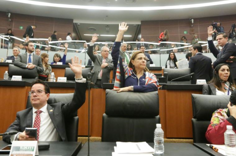 Senadores mexicanos adentro del recinto legislativo
