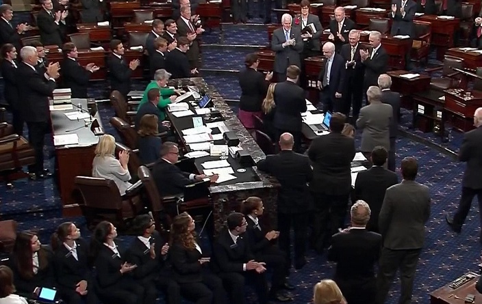El senador John McCain, enfermo de cáncer, es ovacionado al volver al Senado de EU (AP)