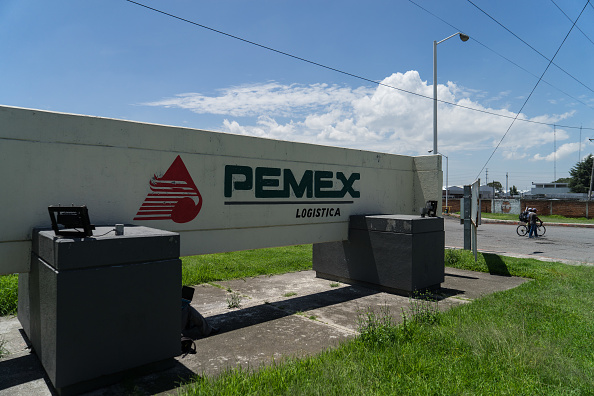 Senial de Pemex afuera de su de logística planta en Puebla