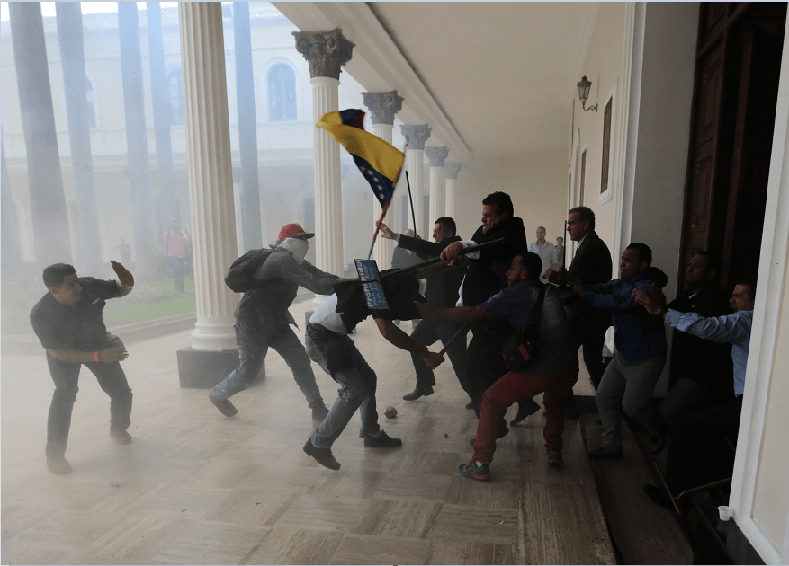 Simpatizantes chavistas irrumpieron en la sede del Parlamento venezolano, en Caracas