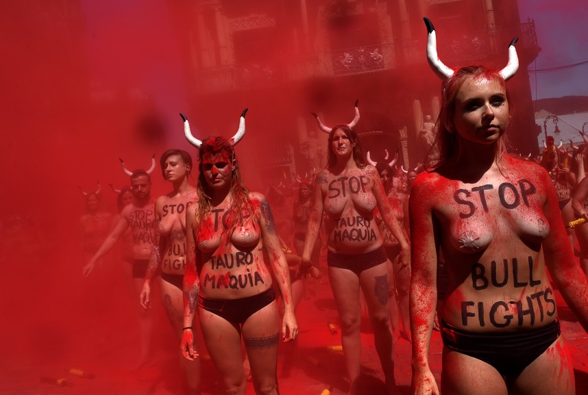 Manifestantes semidesnudos exigen la abolición de las corridas de toros en Pamplona, España (Reuters)
