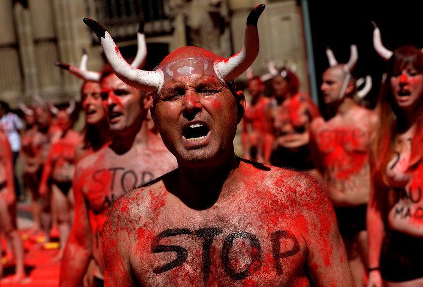 Algunos activistas portaban cuernos de plástico, el cuerpo con polvo que simulaba sangre y consignas escritas en la piel (Reuters)