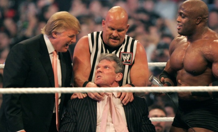 El presidente de la WWE Vince McMahon, Donald Trump, Bobby Lashley y Stone Cold Steve Austin el 1 de abril de 2007 en Detroit, Michigan (Getty Images)