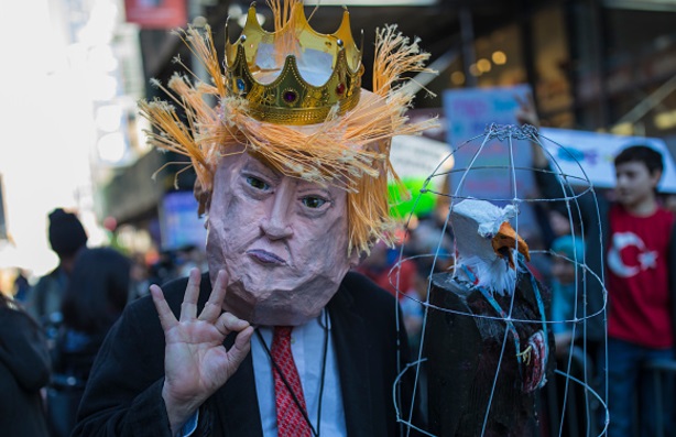 Un hombre disfrazado del presidente Trump durante una manifestación (Getty Images/Archivo)
