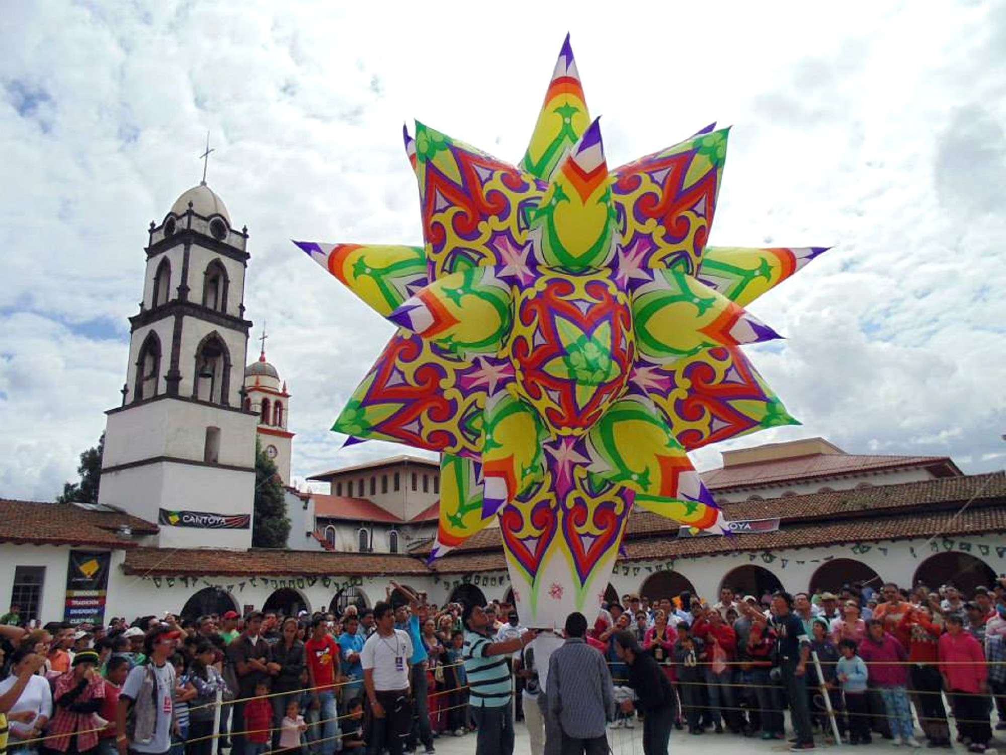 Turistas en el evento Cantoya Fest en Pátzcuaro, Morelia