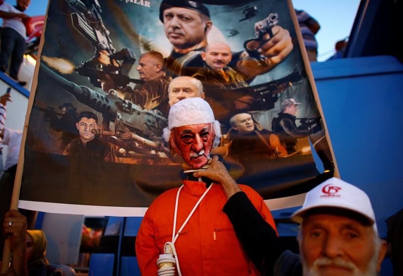 Un hombre posa con una efigie del clérigo turco estadounidense Fethullah Gulen (Reuters)