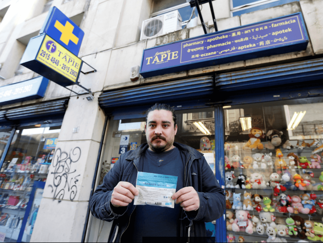 Un hombre muestra un sobre con marihuana en Uruguay
