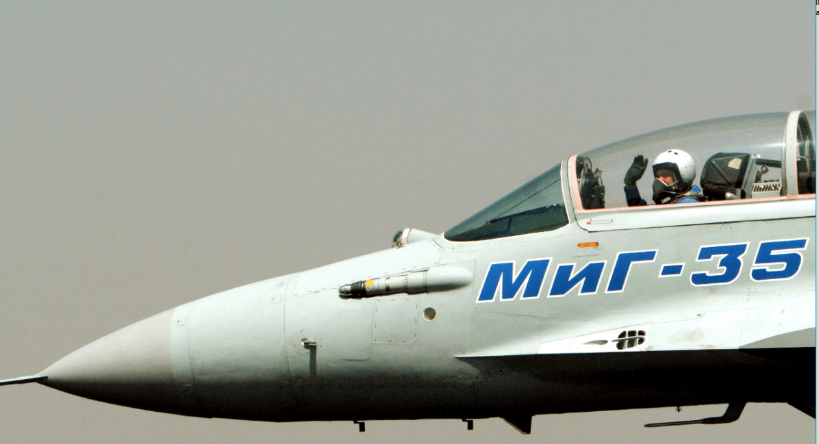 Un piloto ruso opera un MiG-35 durante una exhibición aérea