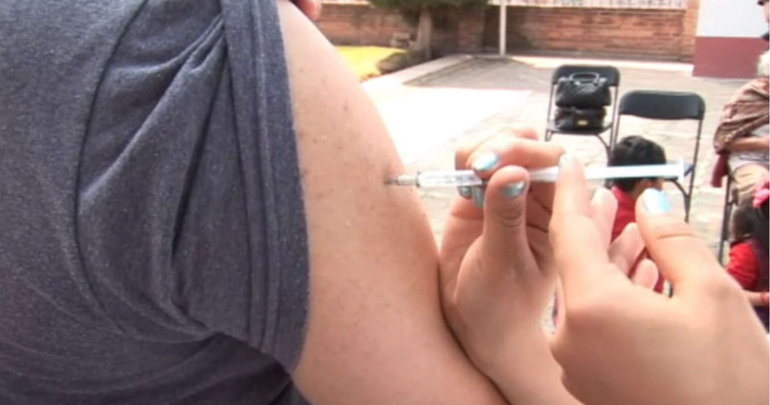 Aplican una vacuna contra el papiloma humano a joven