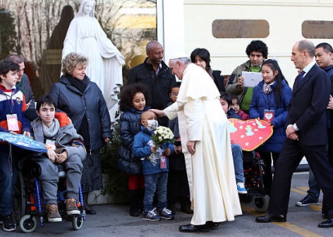 El papa Francisco saluda a pacientes del Hospital Pediátrico Bambin Gesu en Roma, Italia (Getty Images)