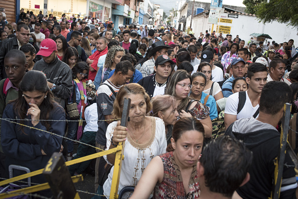 Decenas de venezolanos buscan cruzar la frontera con colombia