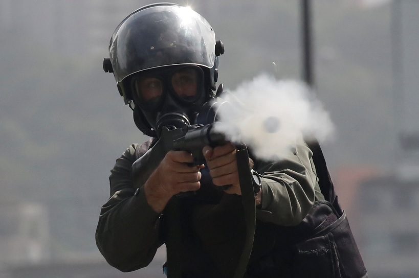 Un miembro de las fuerzas de seguridad dispara gas lacrimógeno durante los enfrentamientos en una protesta contra el gobierno de Nicolás Maduro (Reuters)