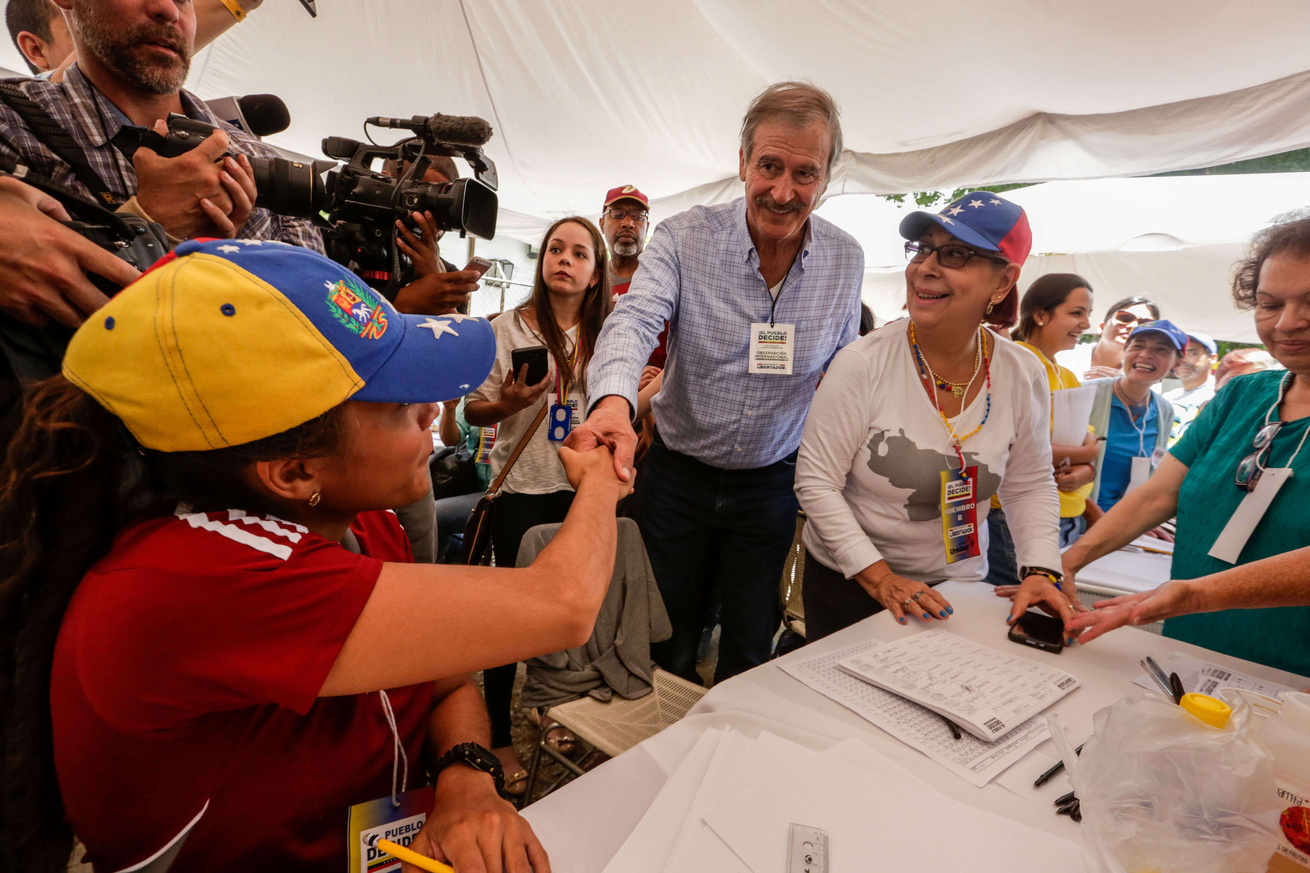 Vicente Fox asiste al referendo de la oposición venezolana
