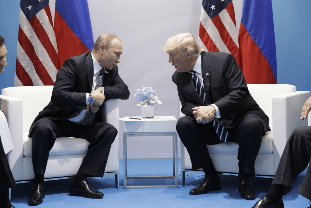 Vladimir Putin y Donald Trump durante un encuentro en Alemania. (AP, archivo)
