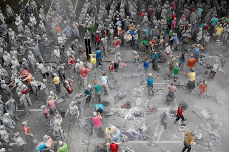Las figuras comenzaron a bailar y a sacudir sus cuerpos cubiertos de arcilla gris (Getty Images)
