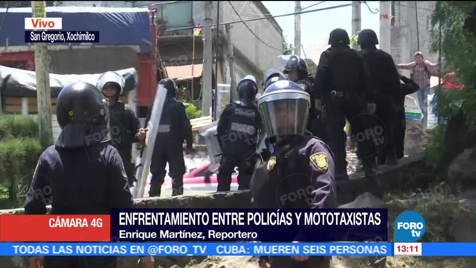 Tras operativo, policías y mototaxistas se enfrentan en Xochimilco