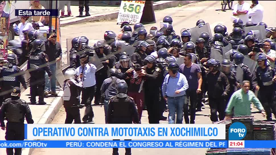 Enfrentamiento entre policías y mototaxistas en Xochimilco