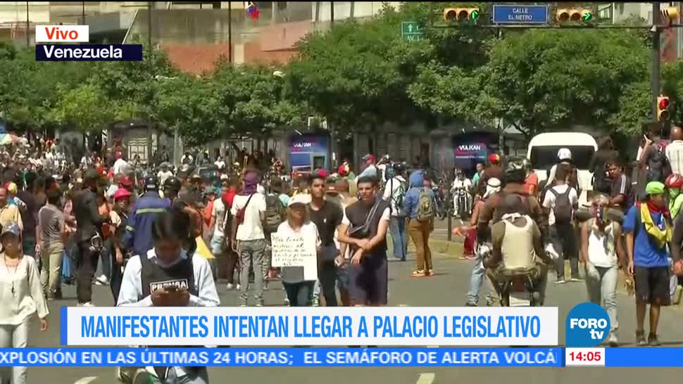 Manifestantes venezolanos intentan llegar Palacio Legislativo