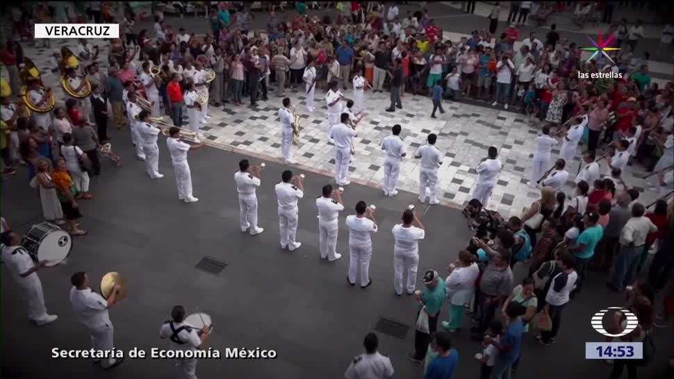 Marinos interpretan Cielito lindo En Veracruz