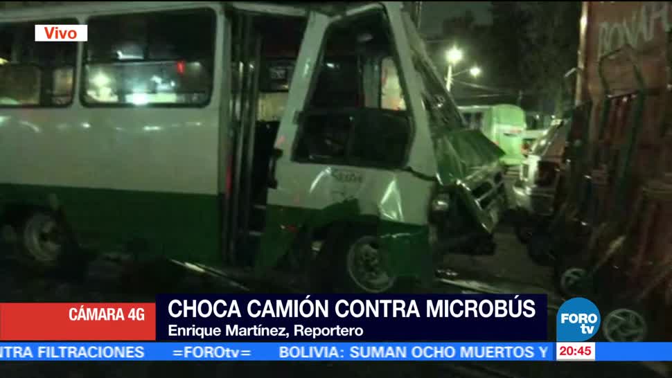 Microbús se impacta con camión repartidor en Tlalpan