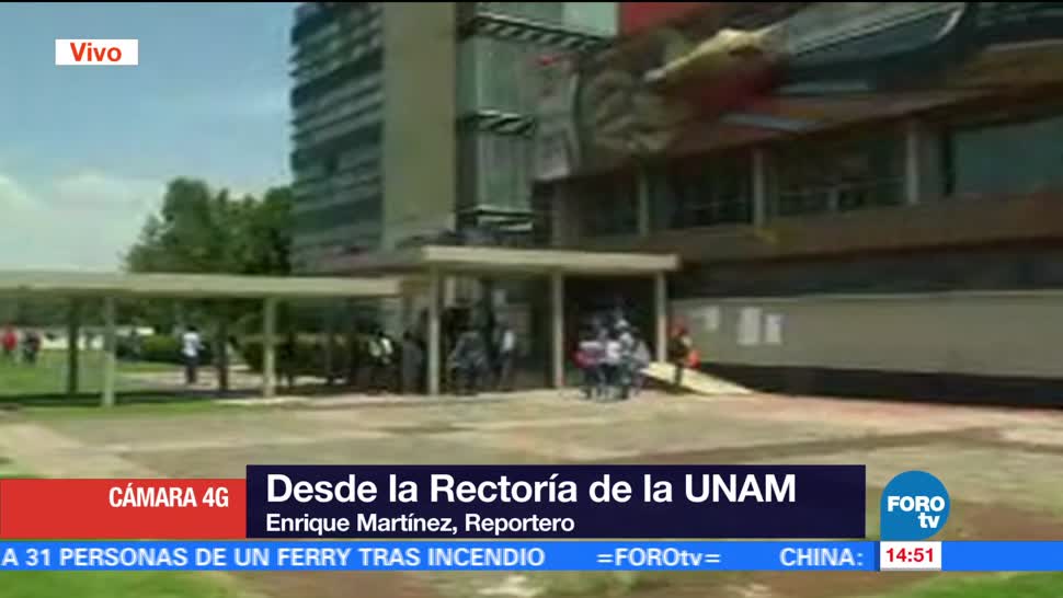 Varias personas se manifiestan en Rectoría de la UNAM