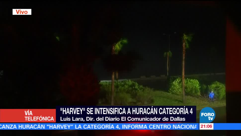 Miles huyen del huracán Harvey en Texas