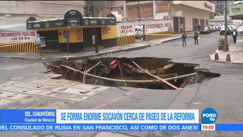 Se abre enorme socavón Reforma CDMX