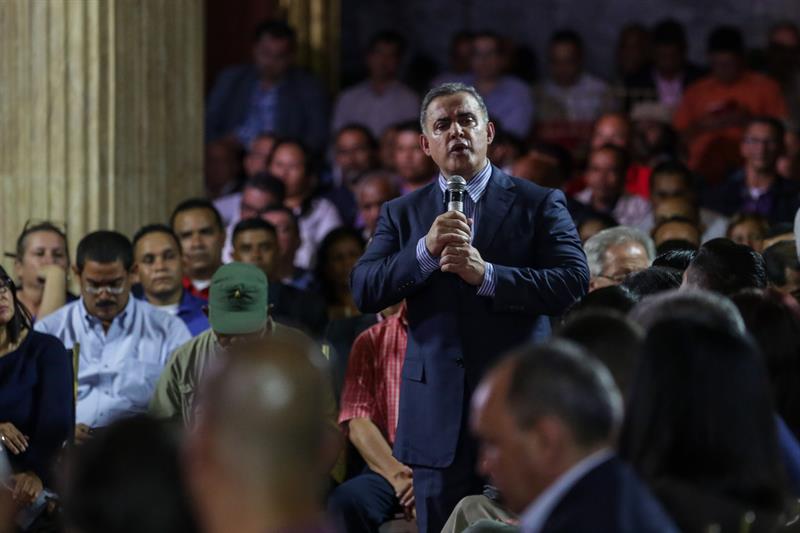 Aliado de Maduro jura como nuevo fiscal