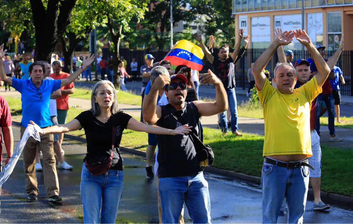 Manifestantes respaldan a militares que sublevaron en Venezuela