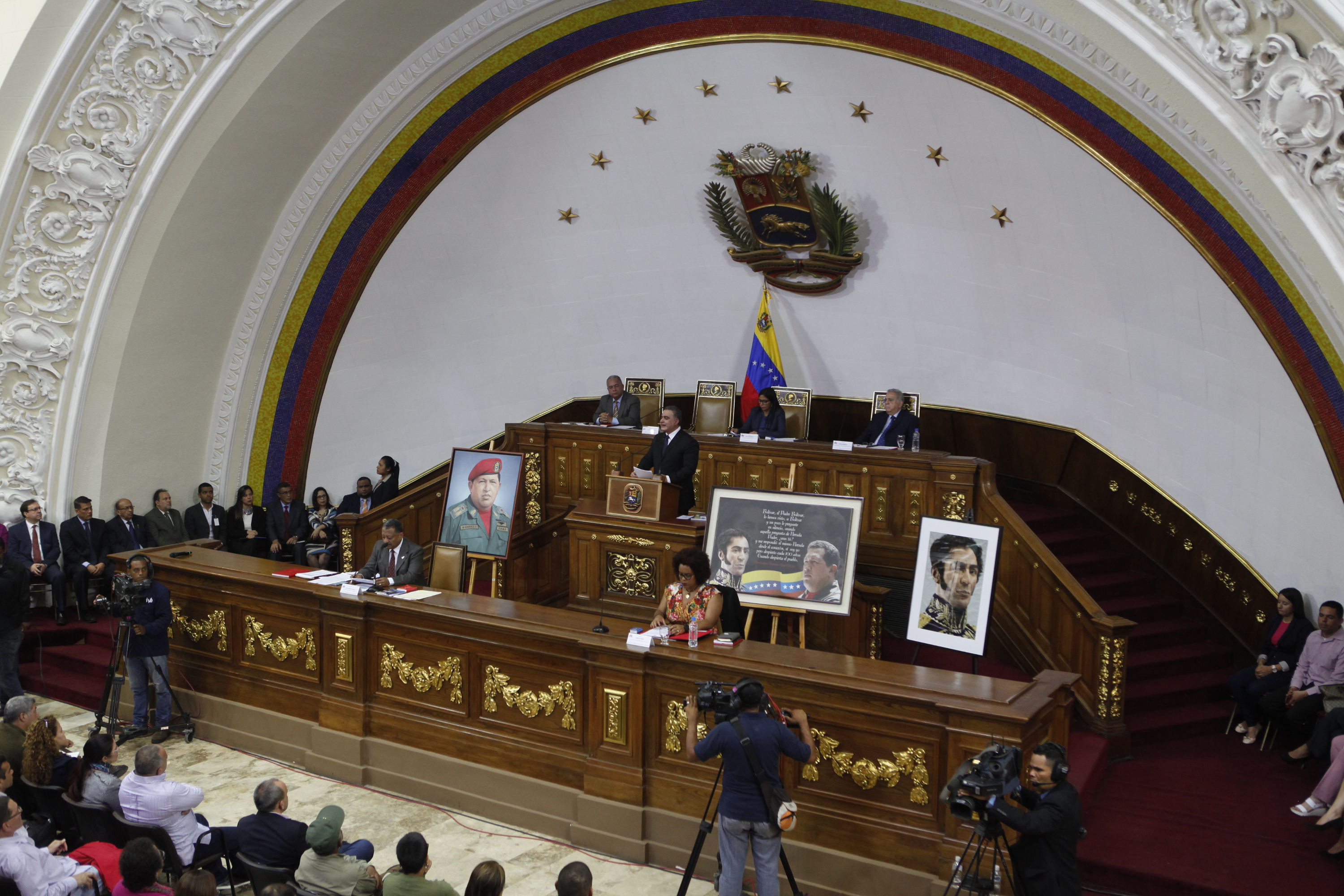 Constituyente de Venezuela asume competencias del Parlamento
