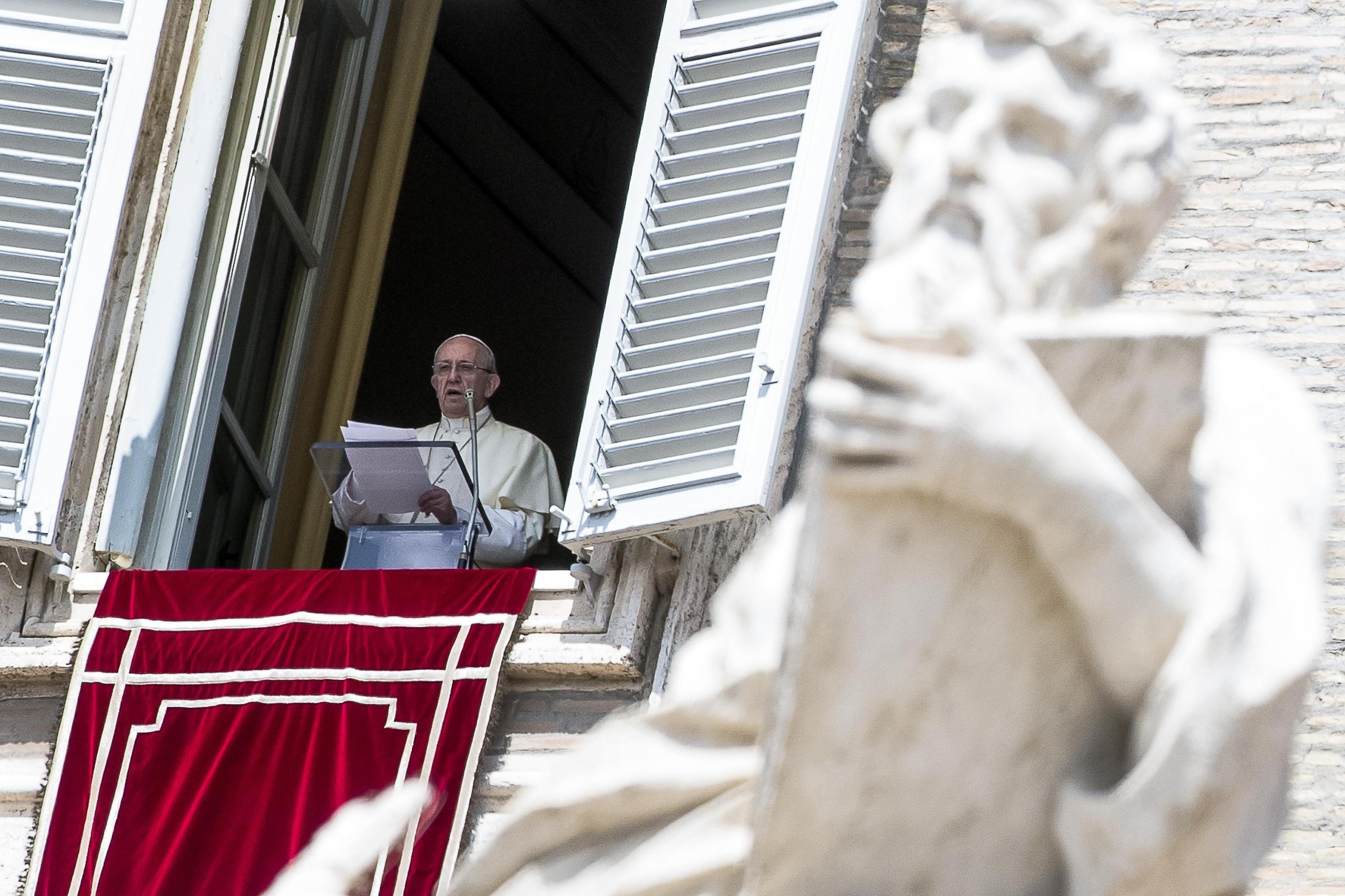 Papa pide liberar al mundo de la violencia inhumana del terrorismo