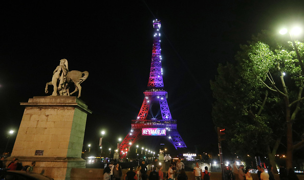 Hombre detenido con cuchillo en la Torre Eiffel quería atentar contra militar