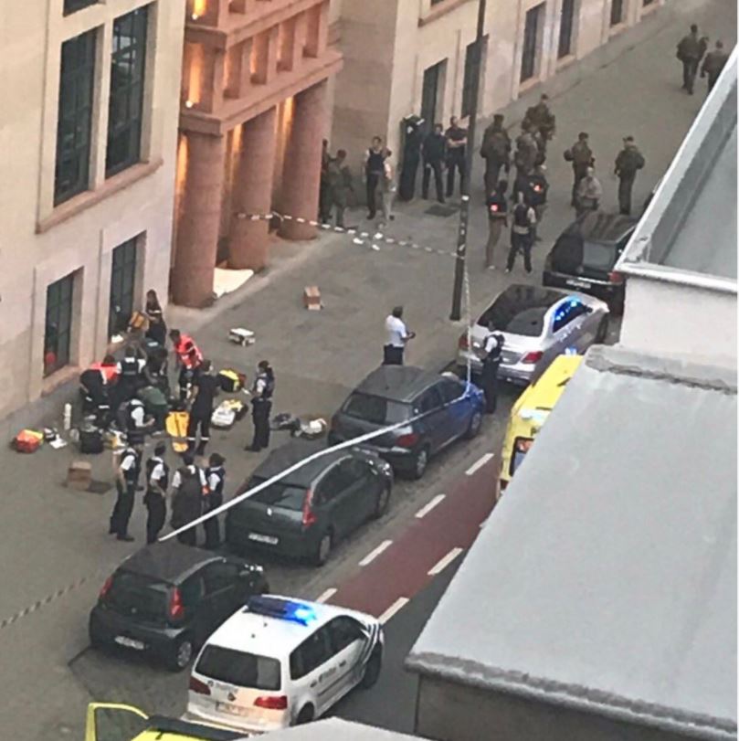 Abaten hombre atacar cuchillo dos soldados Bruselas