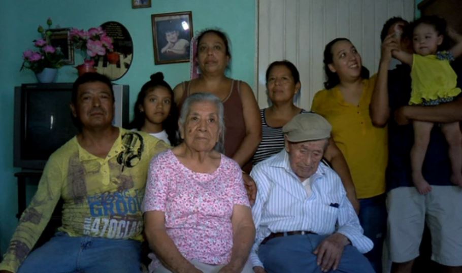 Domingo Villa, un abuelito de 107 años, posa para una fotografía