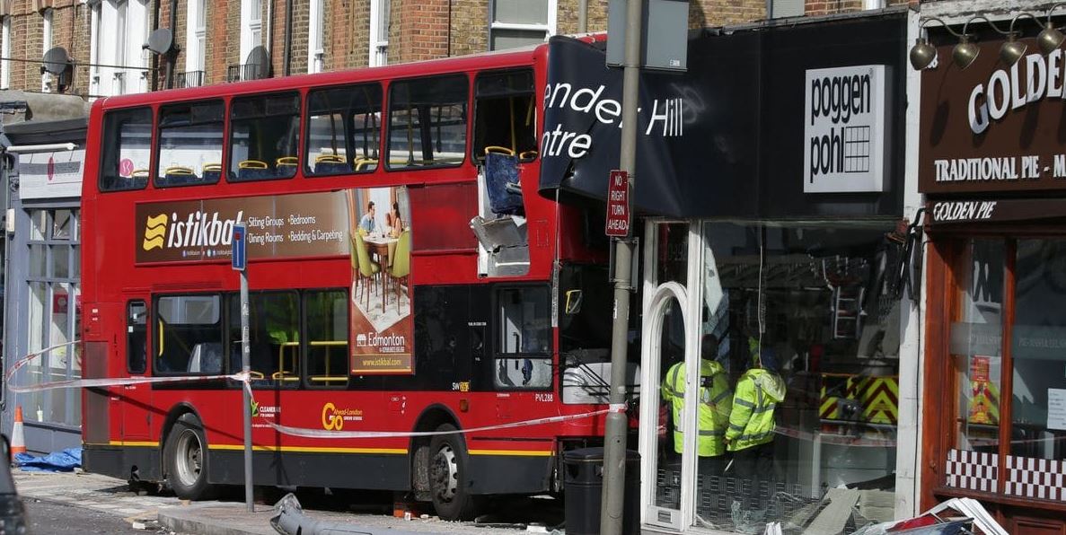 autobus choca contra tienda en londres