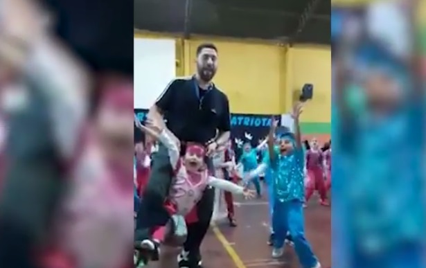 Maestro de gimnasia cumple el sueño de bailar a alumna con discapacidad