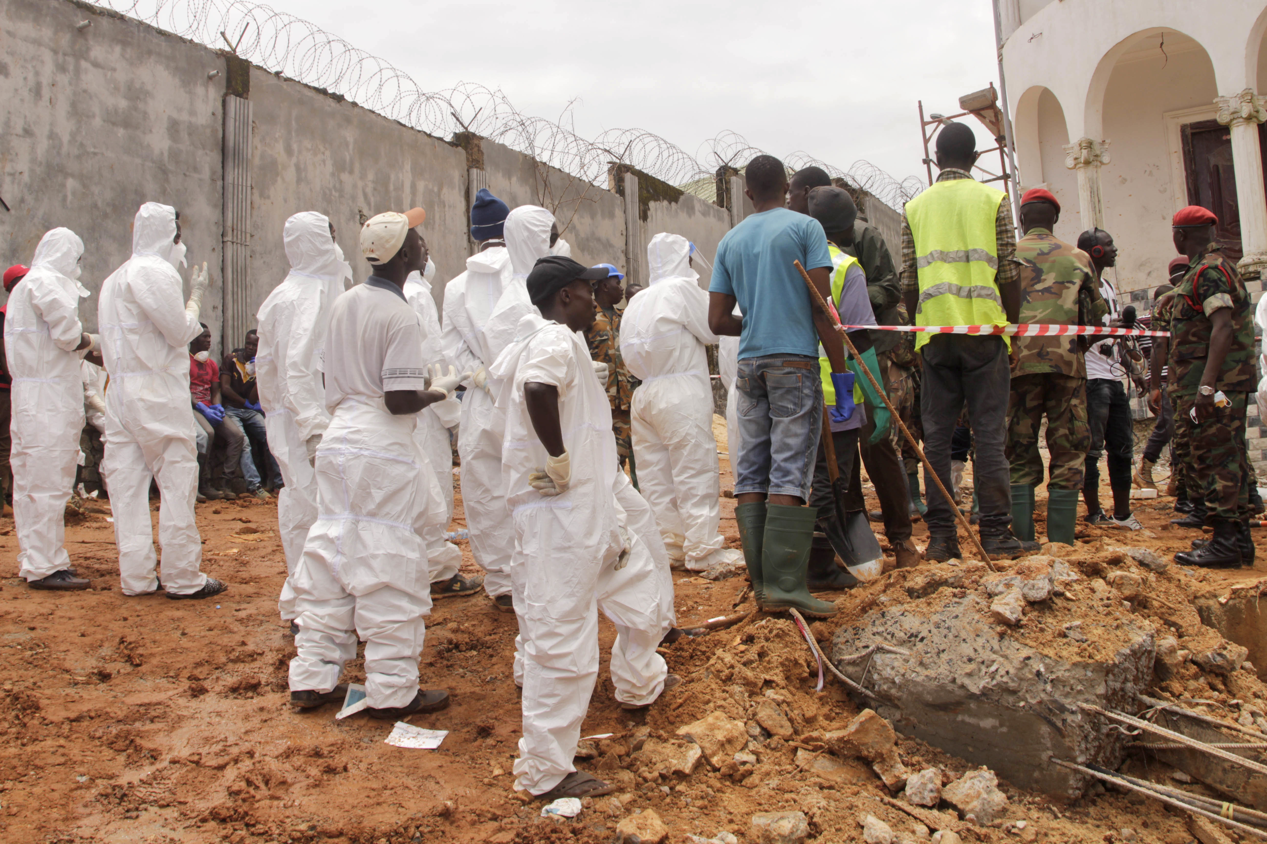 Sierra Leona realiza entierros masivos de víctimas de inundaciones