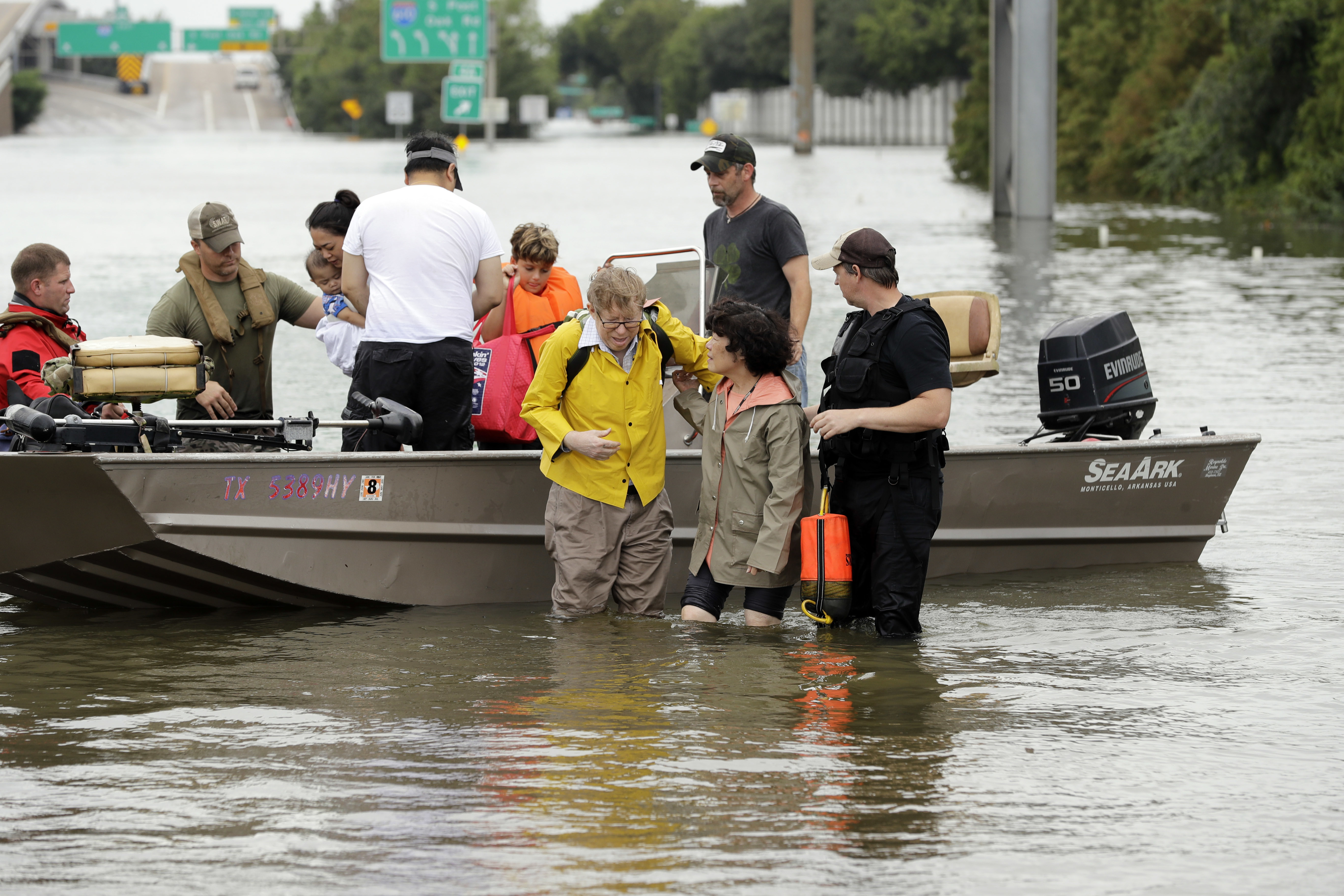 Texas despliega 3 mil oficiales para atender emergencia por ‘Harvey’