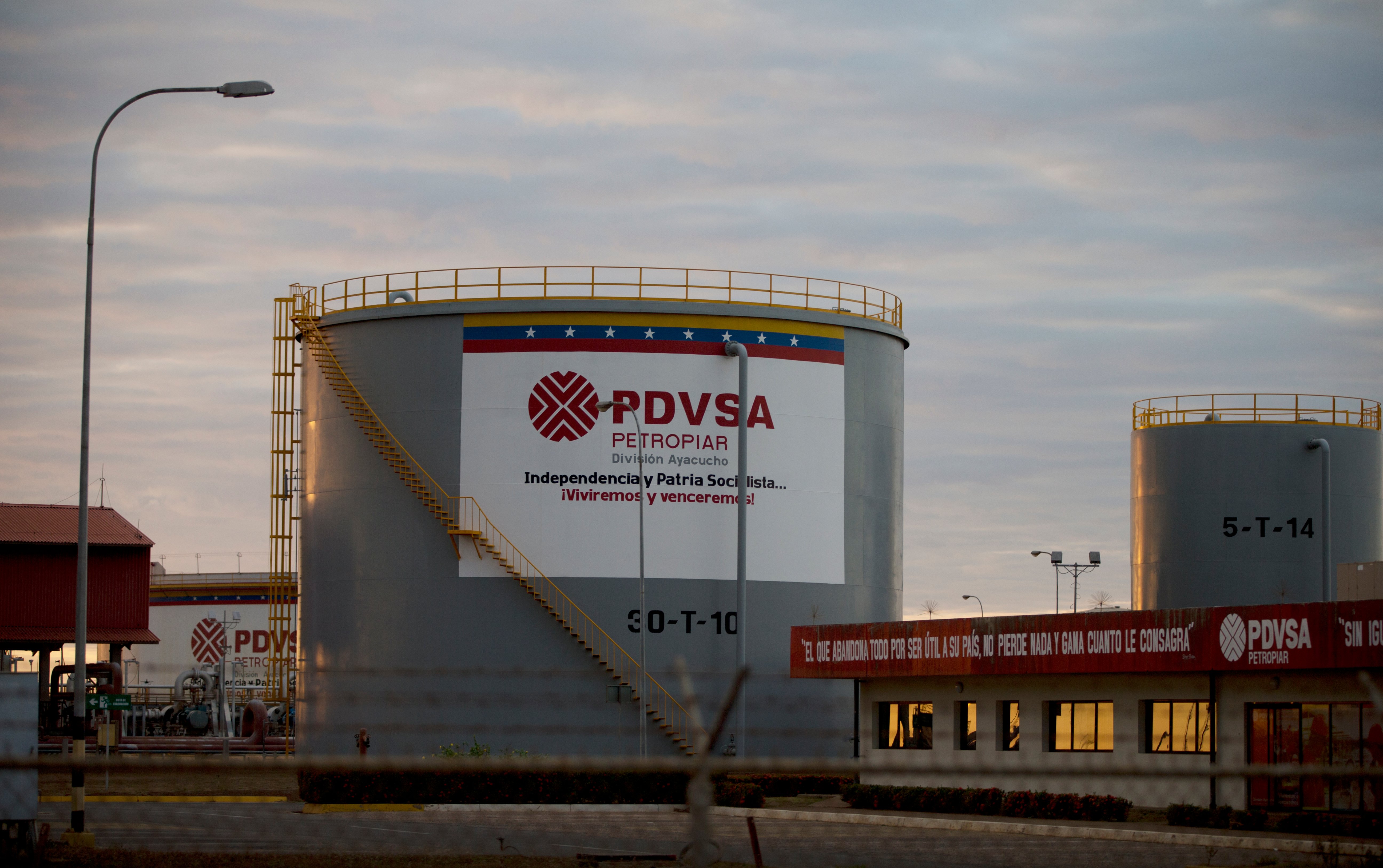 Trump prohíbe negociaciones de deuda con Venezuela y su petrolera PDVSA