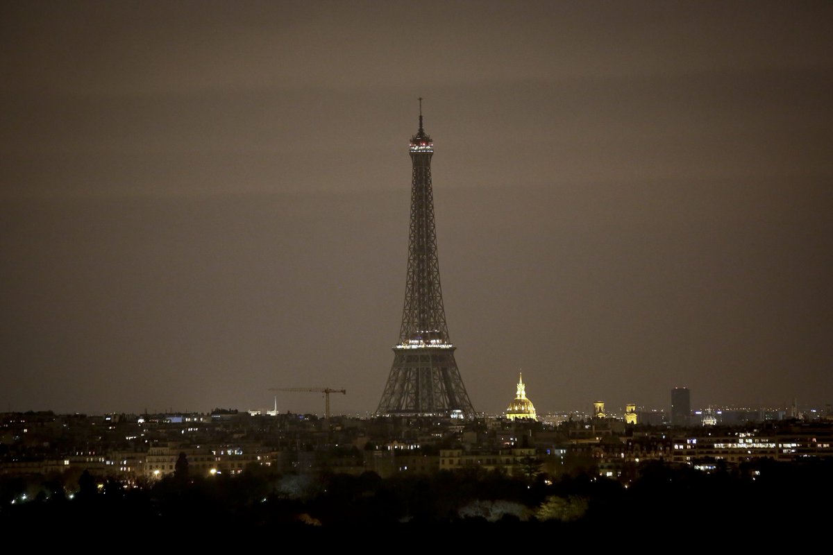 Torre Eiffel apaga sus luces solidaridad Barcelona