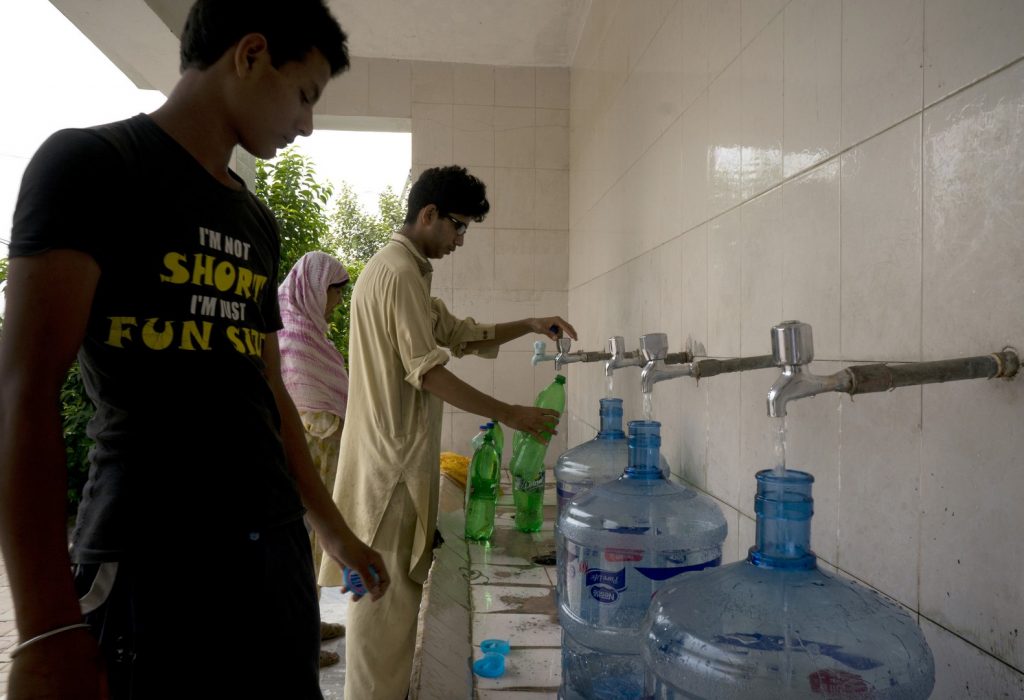 Arsénico en agua potable amenaza la salud de más de 50 millones de paquistaníes