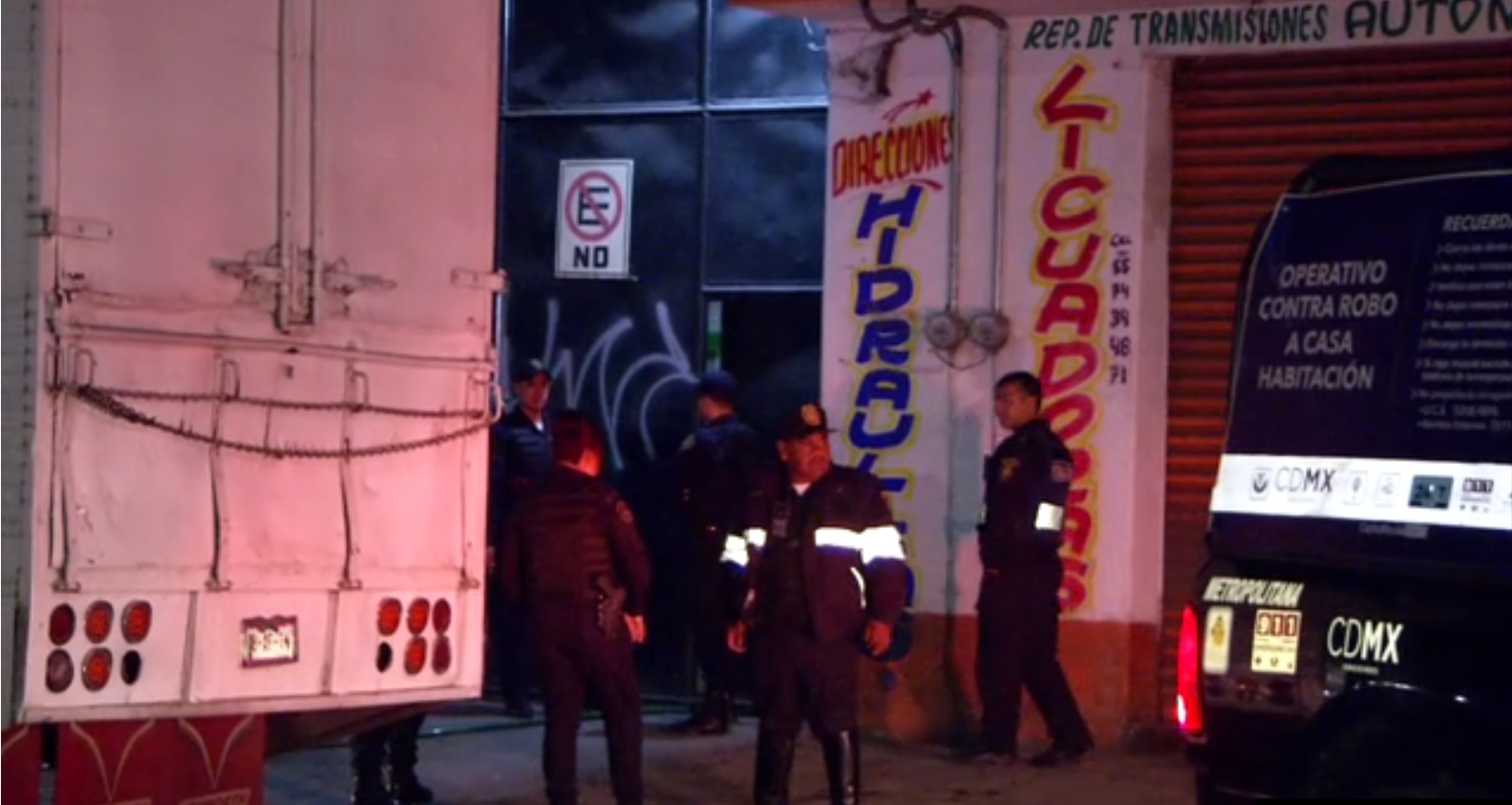 Policías de la CDMX aseguran una bodega con combustible robado